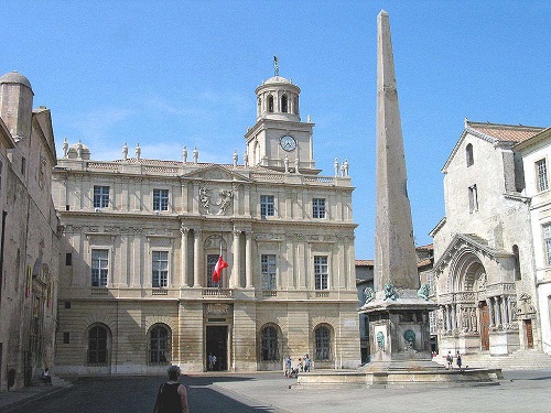 1 Place de la Republique din Arles