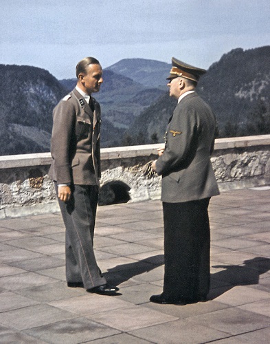 hitler-talking-with-colleague-at-the-eagles-nest